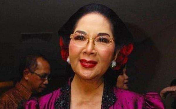 Jenazah Titiek Puspa Akan Dibawa ke Rumah Duka Pukul 19.30 WIB di Wisma Puspa Pancoran Timur Jenazah Titiek Puspa Akan Dibawa ke Rumah Duka Pukul 19.30 WIB di Wisma Puspa Pancoran Timur