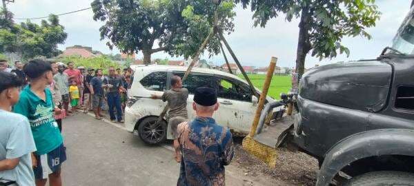 Mobil Honda Freed Terperosok ke Sawah di Jalan Sewaka Tasikmalaya Mobil Honda Freed Terperosok ke Sawah di Jalan Sewaka Tasikmalaya