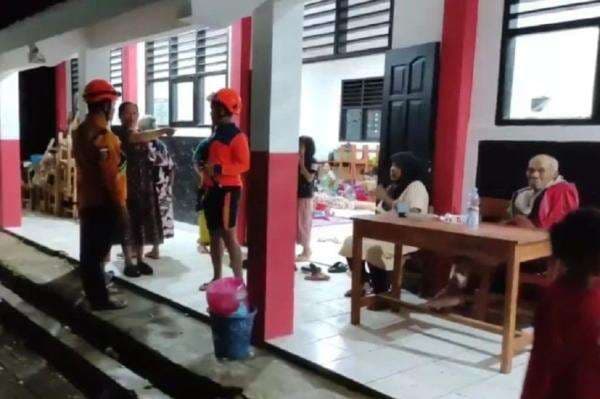 Banjir 1 Meter Rendam Pandeglang Banten, Ratusan Warga Mengungsi Banjir 1 Meter Rendam Pandeglang Banten, Ratusan Warga Mengungsi