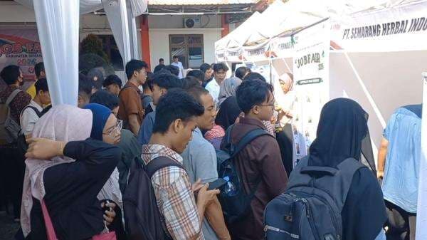 Ribuan Pencari Kerja Padati Job Fair di Semarang, Pagi hingga Sore Pelamar Berdatangan Ribuan Pencari Kerja Padati Job Fair di Semarang, Pagi hingga Sore Pelamar Berdatangan