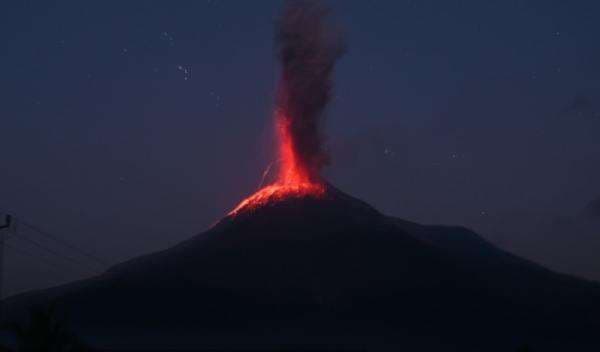 Gunung Lewotobi Laki-Laki Erupsi Malam Ini, Muntahkan Abu Vulkanik 1.500 Meter Gunung Lewotobi Laki-Laki Erupsi Malam Ini, Muntahkan Abu Vulkanik 1.500 Meter