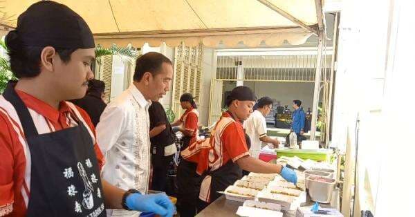 Ada 1.000 Kwetiau dan Teh Tarik Gratis di Depan Rumah Jokowi Ada 1.000 Kwetiau dan Teh Tarik Gratis di Depan Rumah Jokowi