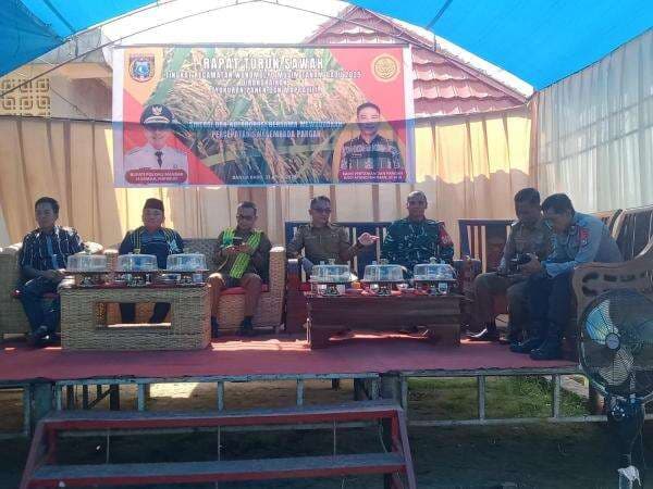 Polisi, Petani, dan Pejabat Duduk Bersama di Banua Baru: Syukuran Turun Sawah Sarat Makna Kebersamaa Polisi, Petani, dan Pejabat Duduk Bersama di Banua Baru: Syukuran Turun Sawah Sarat Makna Kebersamaa