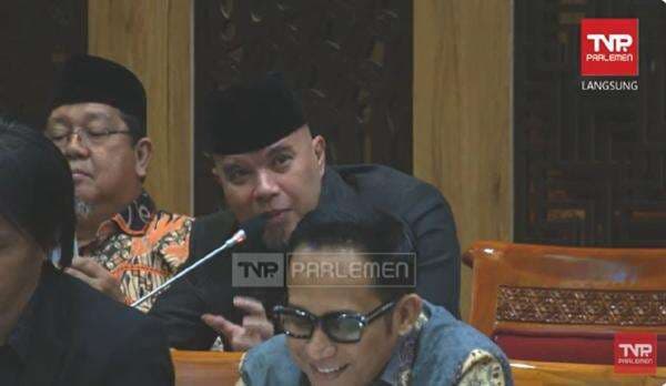 Usulan Ahmad Dhani: Naturalisasi Pemain yang Usianya di Atas 40 Tahun dan Jodohkan dengan Perempuan Indonesia Usulan Ahmad Dhani: Naturalisasi Pemain yang Usianya di Atas 40 Tahun dan Jodohkan dengan Perempuan Indonesia