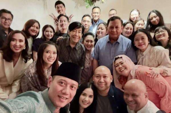 Cerita AHY saat Momen Langka Foto Bareng Putra-Putri Presiden Terdahulu Cerita AHY saat Momen Langka Foto Bareng Putra-Putri Presiden Terdahulu