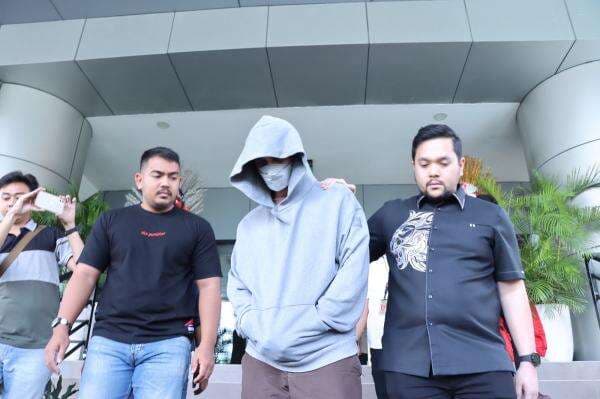 Polisi : Hasil Tes Urine Aktor Fachri Albar Positif Narkoba Polisi : Hasil Tes Urine Aktor Fachri Albar Positif Narkoba