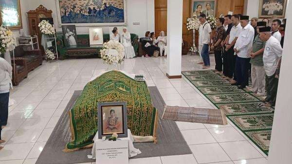 Almarhumah Titiek Puspa Akan Dishalatkan di Wisma Puspa dan Masjid Perdatam Almarhumah Titiek Puspa Akan Dishalatkan di Wisma Puspa dan Masjid Perdatam