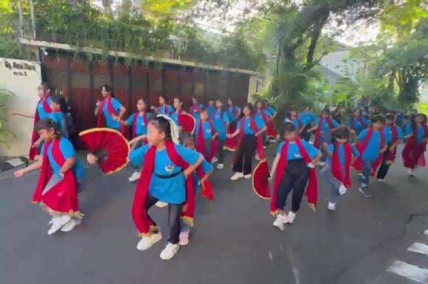 Puluhan Anak-anak dari Banyuwangi Menari di Rumah Jokowi, Ada Apa? Puluhan Anak-anak dari Banyuwangi Menari di Rumah Jokowi, Ada Apa?