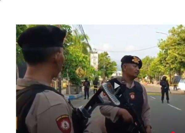 2 Pria Residivis Teroris Ancam Ledakkan Polres Pacitan Dibawa ke Polda Jatim 2 Pria Residivis Teroris Ancam Ledakkan Polres Pacitan Dibawa ke Polda Jatim
