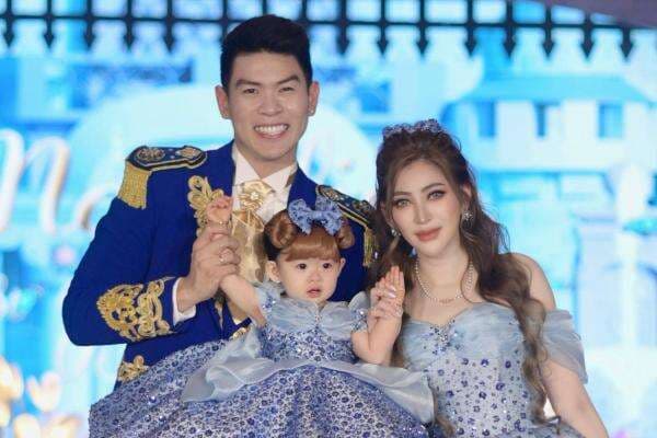 YouTuber Andy Sugar Rayakan Ultah Anak dengan Tema Disney YouTuber Andy Sugar Rayakan Ultah Anak dengan Tema Disney