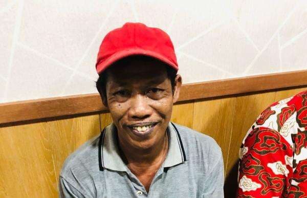 Serahkan Diri Usai Bakar Mobil Polisi, Anggota Ormas GRIB Ini Tersenyum Serahkan Diri Usai Bakar Mobil Polisi, Anggota Ormas GRIB Ini Tersenyum