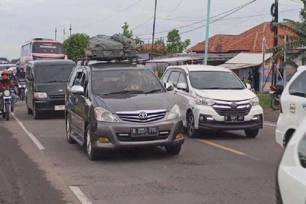 Antrean Kendaraan Pemudik di Pejagan-Prupuk Brebes Mengular hingga 6 Km Antrean Kendaraan Pemudik di Pejagan-Prupuk Brebes Mengular hingga 6 Km