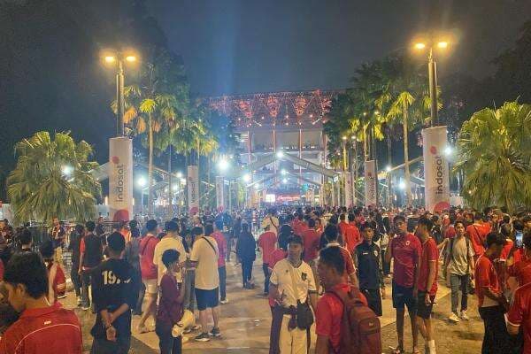 Antusiasme Ribuan Suporter Timnas Indonesia Jelang Lawan Bahrain di Stadion Utama GBK Antusiasme Ribuan Suporter Timnas Indonesia Jelang Lawan Bahrain di Stadion Utama GBK