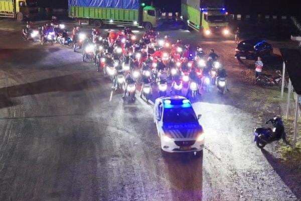 Arus Mudik, Polisi Kawal Pemudik Motor hingga Perbatasan Bandarlampung pada Malam Hari Arus Mudik, Polisi Kawal Pemudik Motor hingga Perbatasan Bandarlampung pada Malam Hari