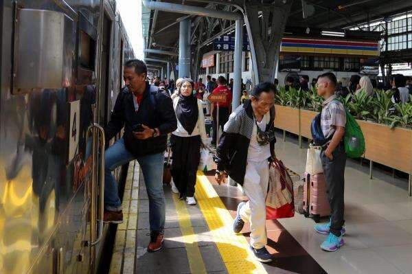 Arus Mudik Dimulai, 38.012 Penumpang Berangkat dari Stasiun Pasar Senen-Gambir Hari Ini Arus Mudik Dimulai, 38.012 Penumpang Berangkat dari Stasiun Pasar Senen-Gambir Hari Ini