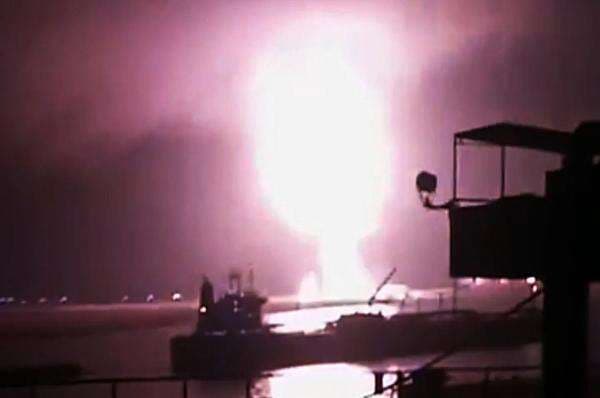 AS Bombardir Pelabuhan Bahan Bakar Yaman yang Dikuasai Houthi, 38 Orang Tewas AS Bombardir Pelabuhan Bahan Bakar Yaman yang Dikuasai Houthi, 38 Orang Tewas