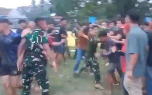 Viral Puluhan Anggota TNI Bentrok dengan Warga di Lampung Utara, 8 Orang Luka Viral Puluhan Anggota TNI Bentrok dengan Warga di Lampung Utara, 8 Orang Luka