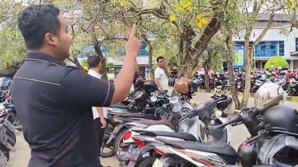 Viral! Penarikan Paksa Motor Digagalkan, Polisi Adu Mulut dengan Debt Collector Viral! Penarikan Paksa Motor Digagalkan, Polisi Adu Mulut dengan Debt Collector