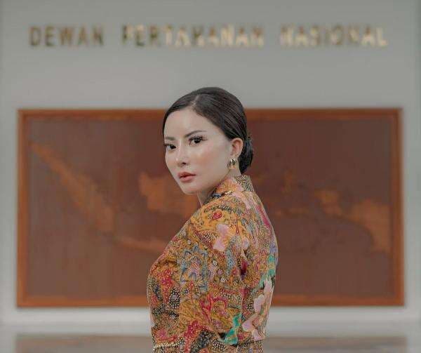 Ayu Aulia Curhat Alami Depresi Terima Hujatan Usai Dilantik Jadi Tim Kreatif GBN-MI Ayu Aulia Curhat Alami Depresi Terima Hujatan Usai Dilantik Jadi Tim Kreatif GBN-MI