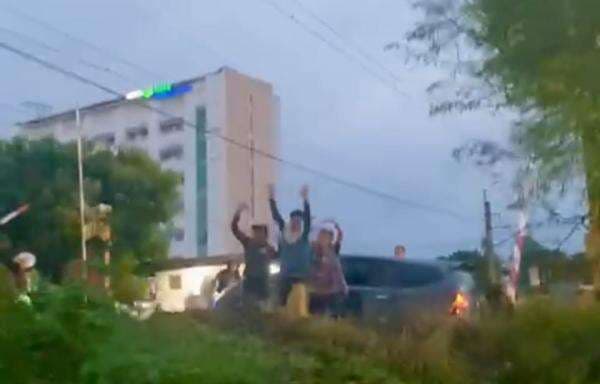 Pasca Insiden Mobil Tertabrak Kereta di Kota Bogor, Polisi Olah TKP Evakuasi Bangkai Kendaraan Pasca Insiden Mobil Tertabrak Kereta di Kota Bogor, Polisi Olah TKP Evakuasi Bangkai Kendaraan