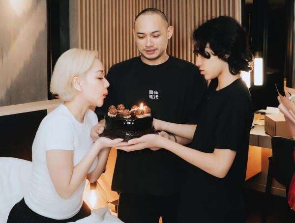 5 Potret BCL Ultah Ke-42 Tahun, Dapat Kejutan Spesial dari Tiko dan Noah 5 Potret BCL Ultah Ke-42 Tahun, Dapat Kejutan Spesial dari Tiko dan Noah