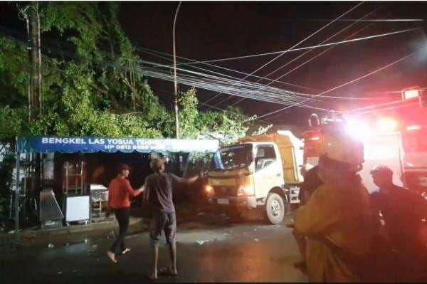Pohon Mahoni Berusia 100 Tahun Tumbang Timpa 4 Rumah di Medan, 2 Anak Jadi Korban Pohon Mahoni Berusia 100 Tahun Tumbang Timpa 4 Rumah di Medan, 2 Anak Jadi Korban
