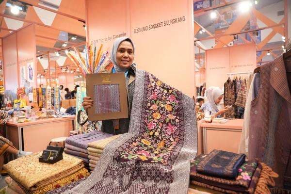 Bersama BRI, Unici Songket Silungkang Sukses Tembus Pasar Global Bersama BRI, Unici Songket Silungkang Sukses Tembus Pasar Global