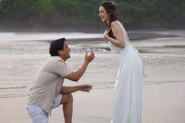 Billy Syahputra Resmi Melamar sang Pacar, Vika Kolesnaya: Saya Sangat Bahagia Billy Syahputra Resmi Melamar sang Pacar, Vika Kolesnaya: Saya Sangat Bahagia