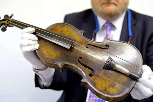 Biola Legendaris di Film Titanic Akan Dilelang, Tertarik? Biola Legendaris di Film Titanic Akan Dilelang, Tertarik?