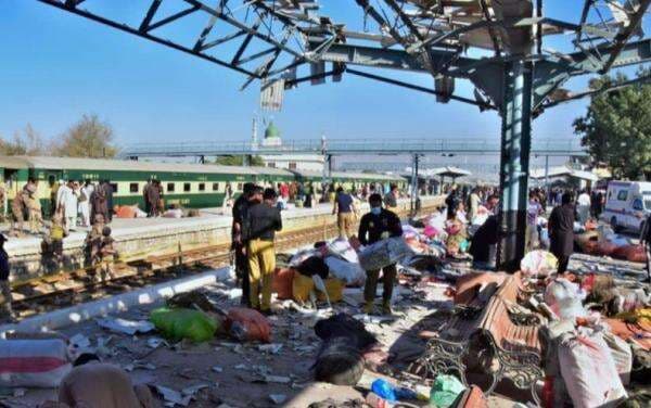 Ledakan Guncang Stasiun Kereta Api Pakistan, 24 Orang Tewas Ledakan Guncang Stasiun Kereta Api Pakistan, 24 Orang Tewas