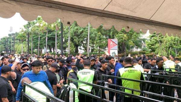 Dukung Langsung Persebaya Surabaya di SUGBK, Bonek Optimis Bajul Ijo Kalahkan Persija Jakarta Dukung Langsung Persebaya Surabaya di SUGBK, Bonek Optimis Bajul Ijo Kalahkan Persija Jakarta