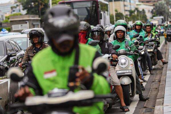 Bonus Hari Raya Driver Gojek Tuntas: Roda Dua Rp900 Ribu, Gocar Rp1,6 Juta Bonus Hari Raya Driver Gojek Tuntas: Roda Dua Rp900 Ribu, Gocar Rp1,6 Juta