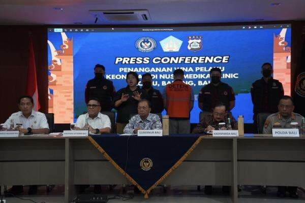 Bule Amerika Serikat yang Ngamuk di Klinik Bali Akhirnya Dideportasi Bule Amerika Serikat yang Ngamuk di Klinik Bali Akhirnya Dideportasi