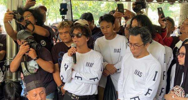 Haru! Bunda Iffet Siapkan Seragam untuk Slank Sebelum Meninggal Dunia Haru! Bunda Iffet Siapkan Seragam untuk Slank Sebelum Meninggal Dunia