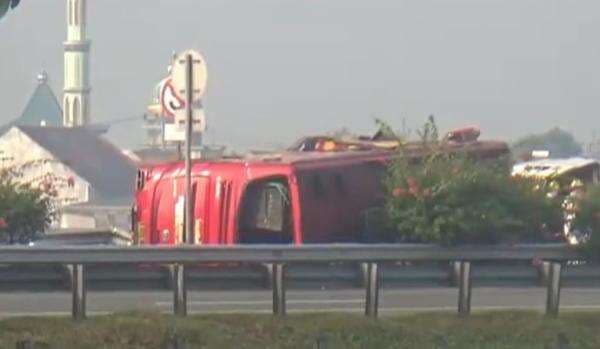Bus Rosalia Indah Terguling usai Hindari Truk di Tol Batang-Semarang, 3 Luka-luka Bus Rosalia Indah Terguling usai Hindari Truk di Tol Batang-Semarang, 3 Luka-luka