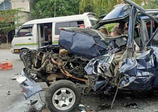Kijang Hancur Tabrak Pantat Bus Bagong di Jalur Arteri Jombang, 8 Orang Penumpang Luka Parah Kijang Hancur Tabrak Pantat Bus Bagong di Jalur Arteri Jombang, 8 Orang Penumpang Luka Parah