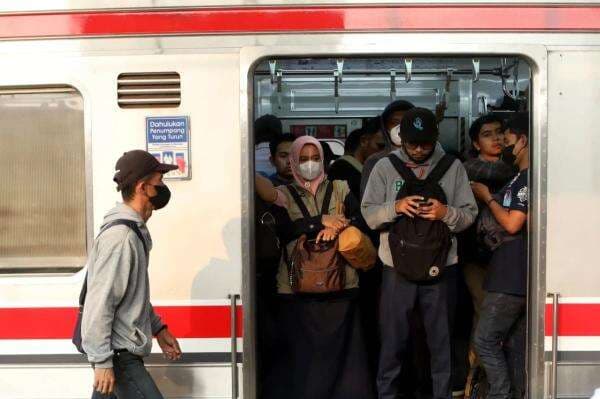 Perjalanan KRL Tanah Abang-Duri Terlambat Imbas Kebakaran di Sekitar Rel Perjalanan KRL Tanah Abang-Duri Terlambat Imbas Kebakaran di Sekitar Rel