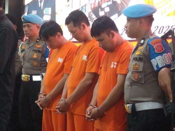 Modus Tukar ATM, Tiga Penipu Gasak Rp285 Juta di Bogor Modus Tukar ATM, Tiga Penipu Gasak Rp285 Juta di Bogor