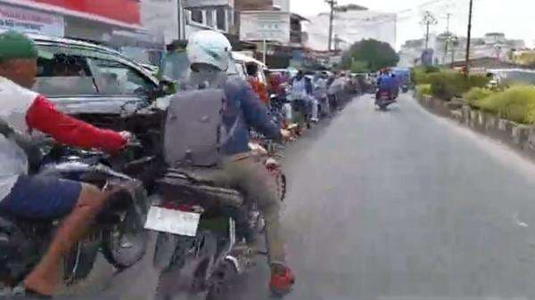 Antrean BBM di Asahan Masih Terjadi, Ratusan Kendaraan Mengular Panjang Antrean BBM di Asahan Masih Terjadi, Ratusan Kendaraan Mengular Panjang
