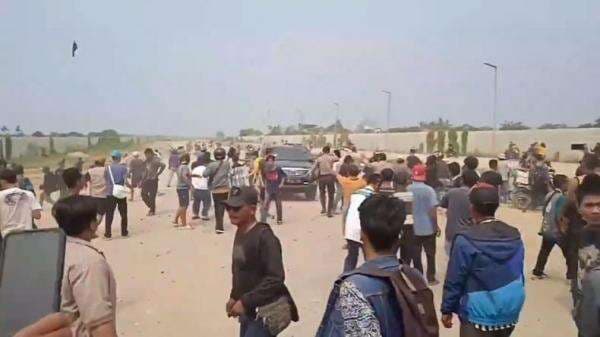 Bentrok di Teluk Naga, Protes Warga atas Kecelakaan Maut Truk Tanah Tabrak Bocah SD Bentrok di Teluk Naga, Protes Warga atas Kecelakaan Maut Truk Tanah Tabrak Bocah SD