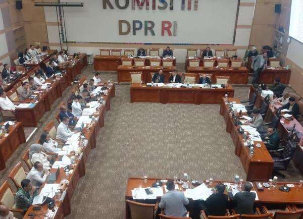 Panja RUU Polri Sepakati Usia Pensiun: Khusus Pati Bintang Empat Sampai 61 Tahun Panja RUU Polri Sepakati Usia Pensiun: Khusus Pati Bintang Empat Sampai 61 Tahun