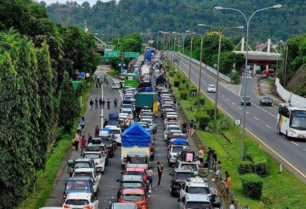 Cerita Pemudik Asal Bekasi Terjebak Macet Horor 5 Jam Lebih di Jalan Alternatif Menuju Merak Cerita Pemudik Asal Bekasi Terjebak Macet Horor 5 Jam Lebih di Jalan Alternatif Menuju Merak