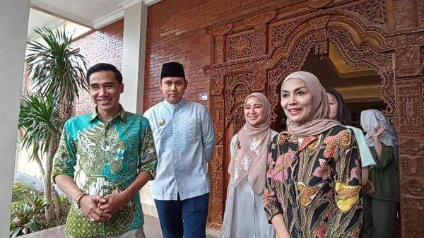 Mba Tika Diajak Keliling Rumdin Bupati Kendal saat Silaturahmi ke Bupati Dico Mba Tika Diajak Keliling Rumdin Bupati Kendal saat Silaturahmi ke Bupati Dico