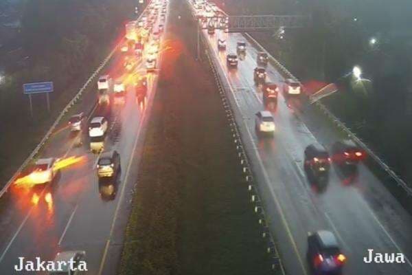 Cirebon Diguyur Hujan Deras, Arus Balik di Pantura dan Tol Palikanci Merayap Cirebon Diguyur Hujan Deras, Arus Balik di Pantura dan Tol Palikanci Merayap