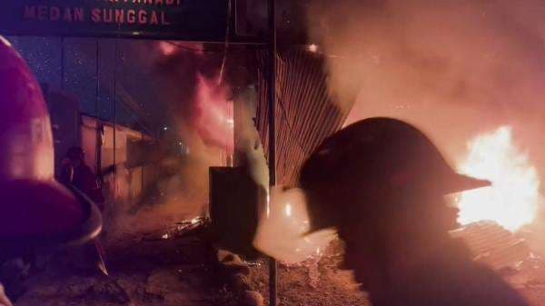 Ruko Penjual BBM Eceran dan Elpiji di Medan Terbakar, 2 Penghuni Sempat Terjebak Ruko Penjual BBM Eceran dan Elpiji di Medan Terbakar, 2 Penghuni Sempat Terjebak