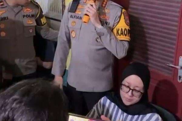 Detik-Detik Rumah Bos Wedding Organizer Digeruduk 200 Orang Buntut Penipuan Detik-Detik Rumah Bos Wedding Organizer Digeruduk 200 Orang Buntut Penipuan