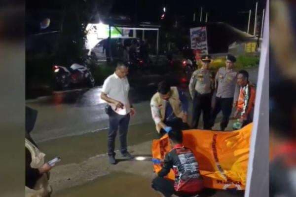 Mayat Pria Ditemukan Bersimbah Darah di Tepi Jalan Sampit, Diduga Terlindas Truk Mayat Pria Ditemukan Bersimbah Darah di Tepi Jalan Sampit, Diduga Terlindas Truk