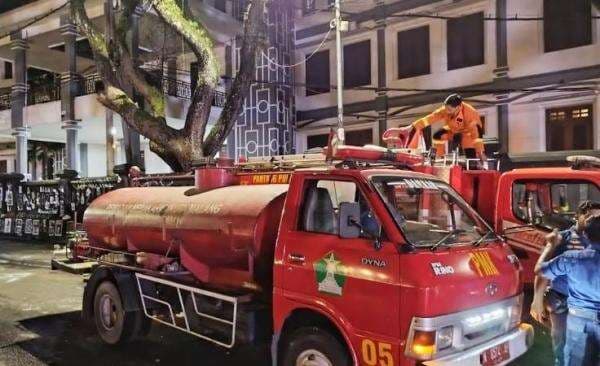 Malang Mencekam, Massa Bakar Gedung DPRD saat Demo Tolak UU TNI Malang Mencekam, Massa Bakar Gedung DPRD saat Demo Tolak UU TNI