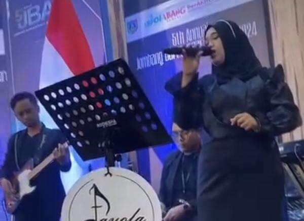 Bersuara Merdu, Inilah Sosok Ade Syahnyar Morissa Penyanyi Panggung Kafe asal Jombang Bersuara Merdu, Inilah Sosok Ade Syahnyar Morissa Penyanyi Panggung Kafe asal Jombang