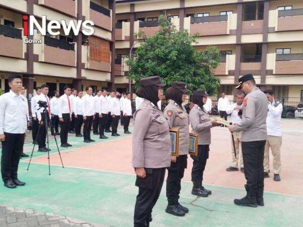 Kapolres Gowa Beri Penghargaan Polwan di Hari Kartini Kapolres Gowa Beri Penghargaan Polwan di Hari Kartini